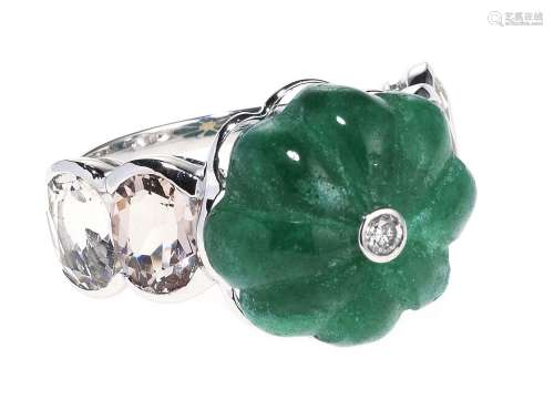 *Bague sertie d'un quartz vert sculpté