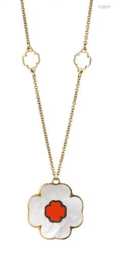 Collier retenant un motif de fleur en