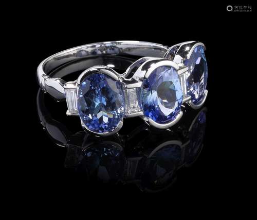 *Bague sertie de trois tanzanites tail