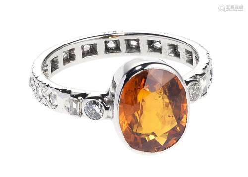 *Bague sertie d'un saphir orange taill