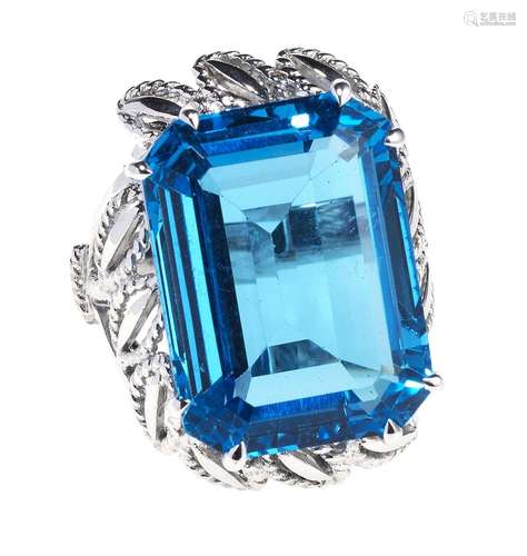 *Bague sertie d'une topaze bleue taill