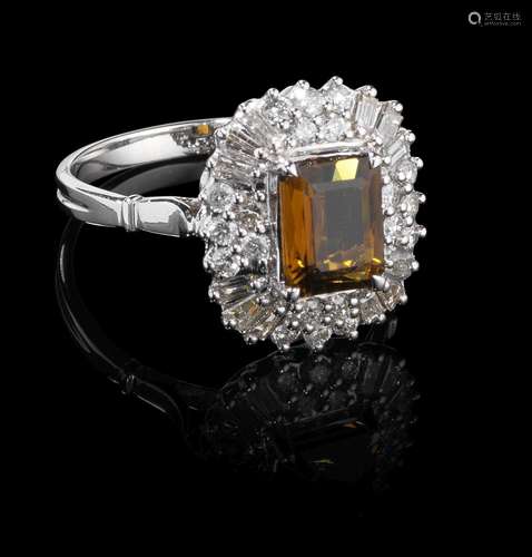 *Bague sertie d'une tourmaline jaune-b