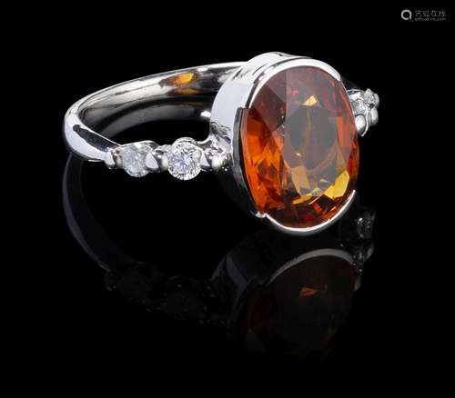 *Bague sertie d'un saphir orange du Si