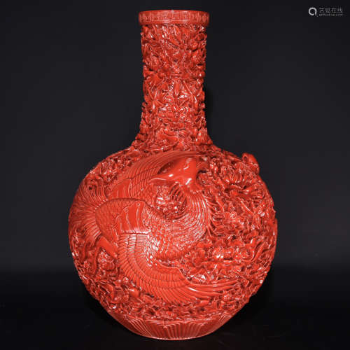 清乾隆珊瑚红浮雕龙凤纹天球瓶