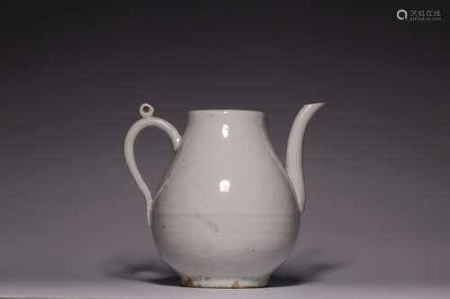 Ming Dynasty, sweet white glaze handling pot