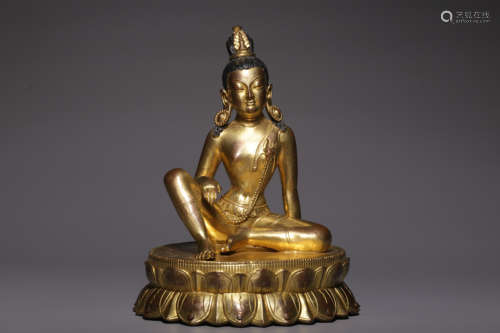 In the Qing Dynasty, a sitting statue of Guanyin in gilt cop...