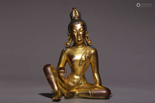 In the Qing Dynasty, a sitting statue of Guanyin in gilt cop...