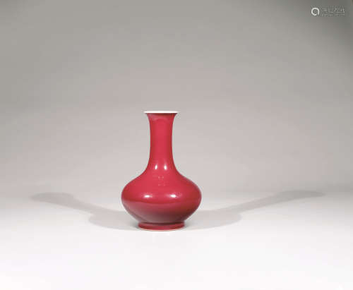 清雍正 霁红釉赏瓶