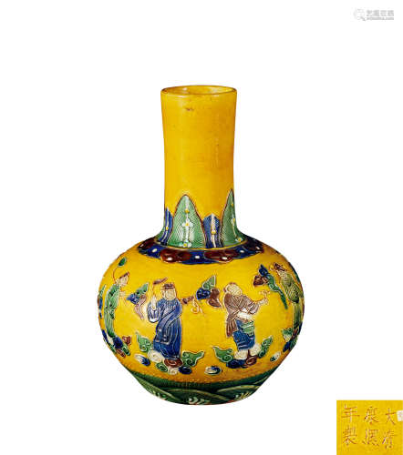 大清康熙年製款 黃底法華八仙天球瓶