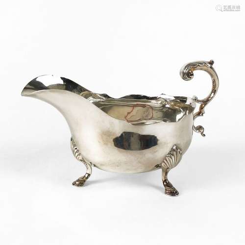 Saucière tripode de style George III<br />
Ak