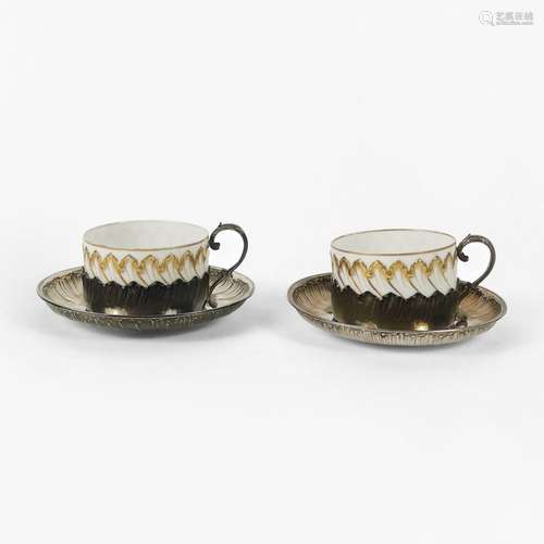 Paire de tasses et sous-tasses<br />
Argent et