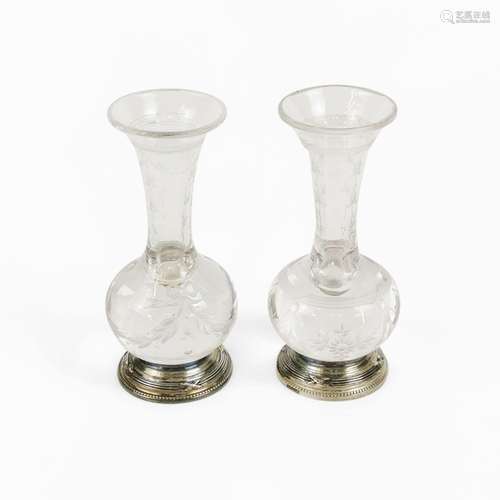 Paire de petits vases en cristal gravé