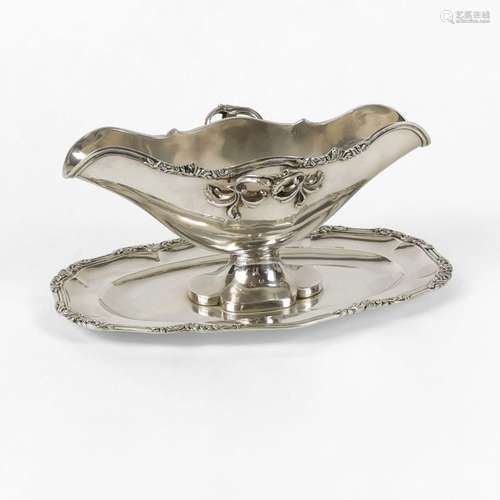 Saucière de style Louis XV<br />
Argent, L 25