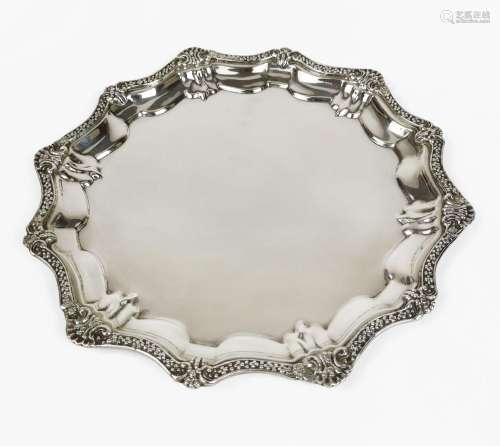 Petit plateau rond de style George III<br />
E