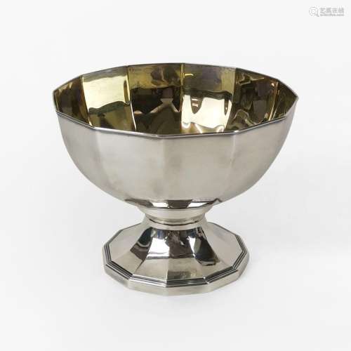 Coupe sur pied facettée <br />
Italie, argent