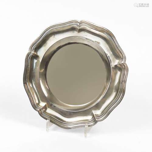 Plat rond festonné<br />
Argent, D 37,5 cm, 6