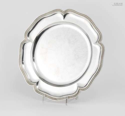 Plat rond<br />
Argent, D 38 cm, 1070 g