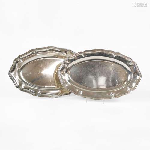 Lot de deux plats ovales festonnés <br />
Col