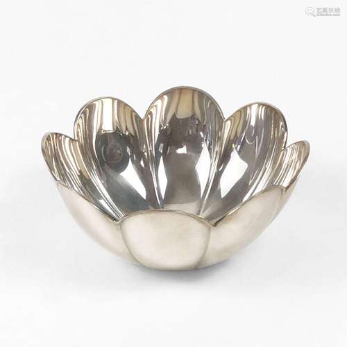 Coupe en forme de fleur<br />
Italie, argent 9