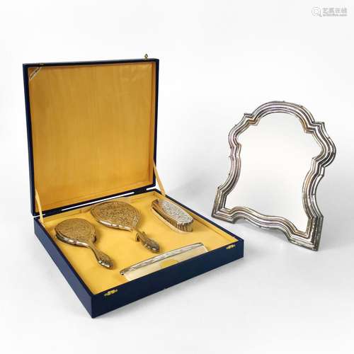 Miroir et garniture de coiffeuse<br />
Argent,