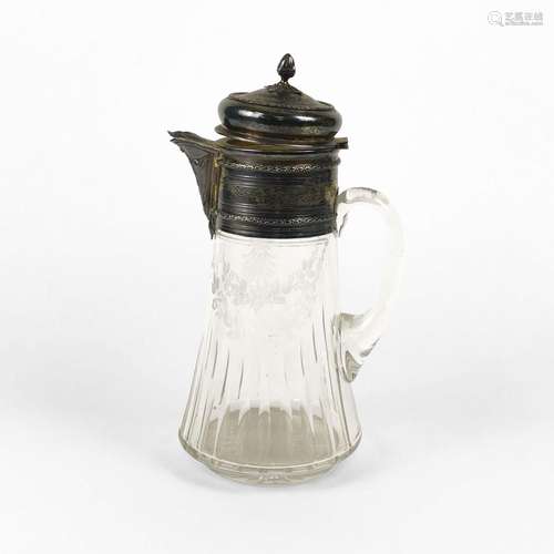 Carafe<br />
France, argent et verre gravé à