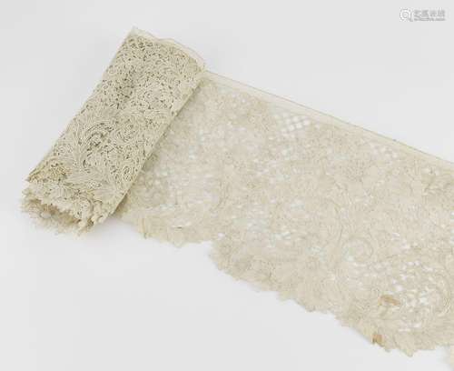 Dentelle<br />
L 380 cm. <br />
Provenance Maison de