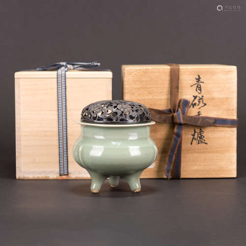 A LONGQUAN CELADON CENSER WITH JAPANESE DOUBLE BOX