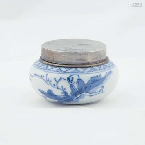 A SMALL CHINESE ANTIQUE BLUE & WHITE JAR METAL COVER