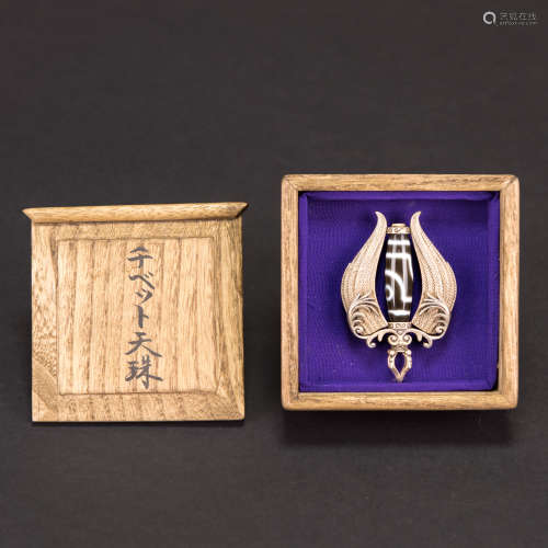 A SILVER DECORATED DZI BEAD WITH JAPANESE BOX