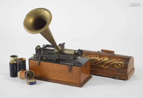 Edison home phonograph<br />
Bois. On joint de nombreux cyli...