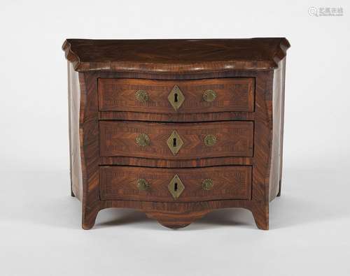 Commode miniature galbée d'époque Louis XV<br />
Trois tiroi...