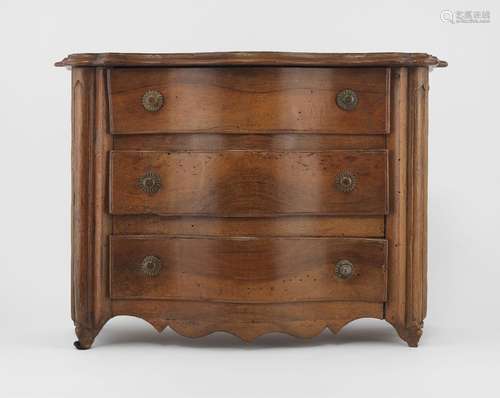 Commode miniature d'époque Louis XV<br />
Noyer