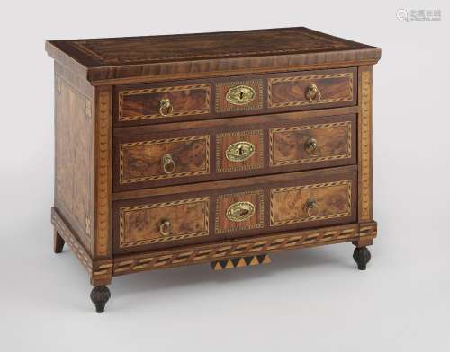 Commode miniature d'époque Louis XVI<br />
Trois tiroirs