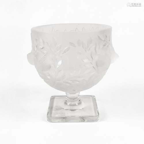 Vase moineau signé Lalique<br />
Verre moulé pressé