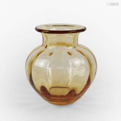 Vase signé Saint-Louis<br />
Verre orange