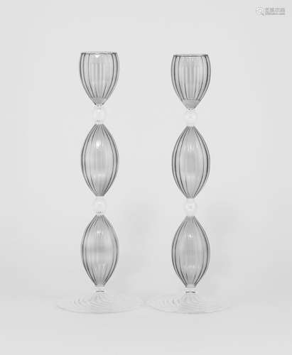 Deux bougeoirs Dior<br />
Verre soufflé