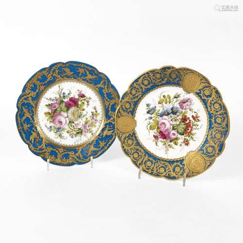 Paire d'assiettes dans le style de Sèvres<br />
Porcelaine é...