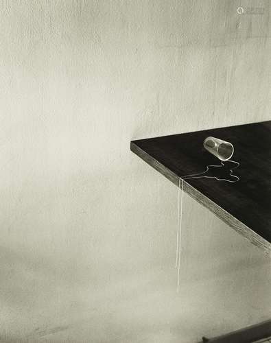 Chema Madoz (1958)<br />
Sans titre (verre renversé et ficel...