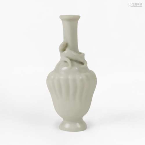 Vase à décor d'un dragon, Chine, XXe s<br />
Porcelaine émai...