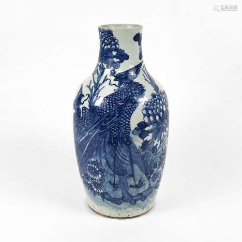 Vase, Chine, XIXe s<br />
Porcelaine bleu blanc à décor de p...