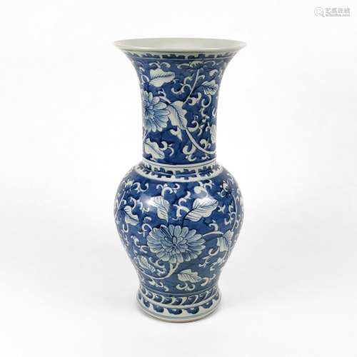 Vase balustre, Chine, XXe s<br />
Porcelaine émaillée bleu e...