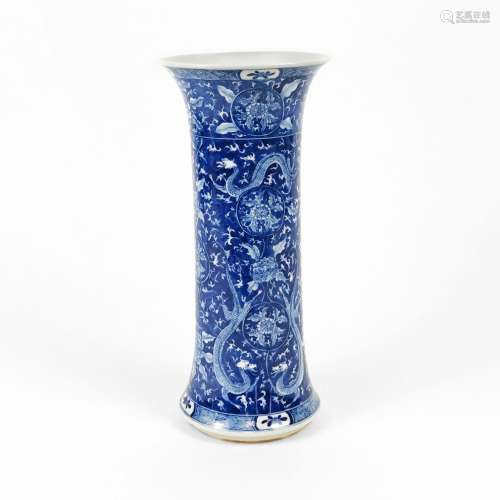 Vase Gu, Chine, XXe s<br />
Porcelaine émaillée bleu et blan...