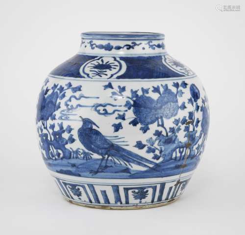 Vase pansu, Chine, XXe s<br />
Porcelaine émaillée bleu et b...