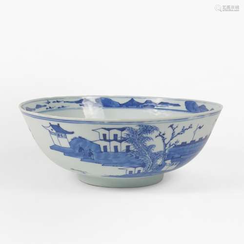 Jatte, Chine, XIXe s<br />
Porcelaine émaillée blanc bleu à ...