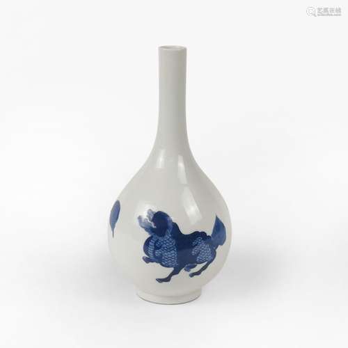 Vase à long col, Chine, XXe s<br />
Porcelaine bleu blanc à ...