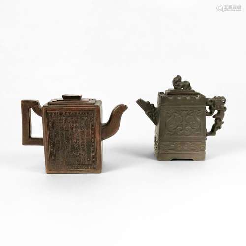 Deux théières, Chine, XXe s<br />
Porcelaine émaillée bleu, ...