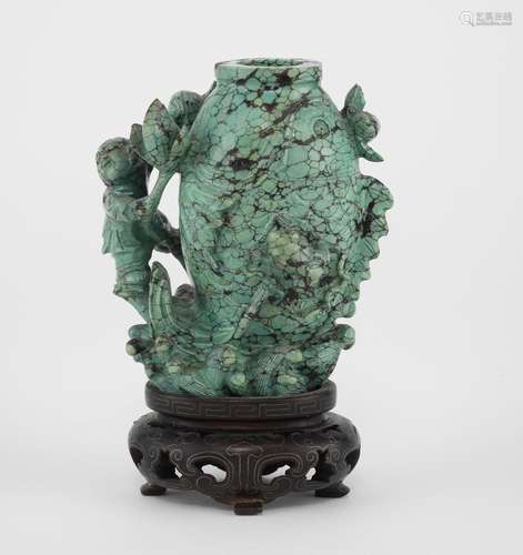 Vase en turquoise, Chine<br />
A motif d'un poisson, H 8 cm