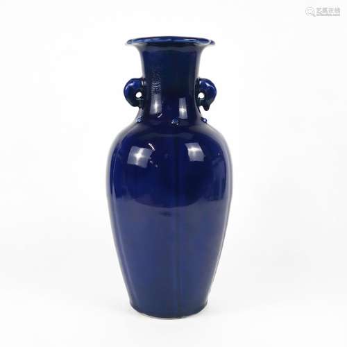 Vase balustre monochrome, Chine XXe <br />
Porcelaine bleu n...