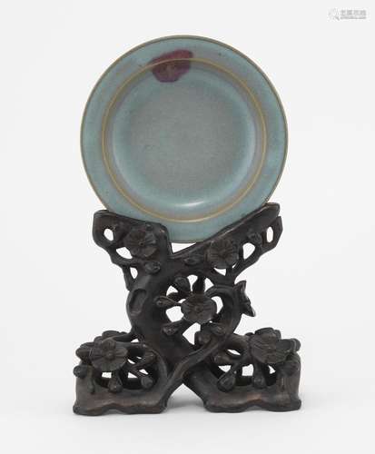 Assiette Jungyao, Chine<br />
Céramique émaillée bleu taché ...