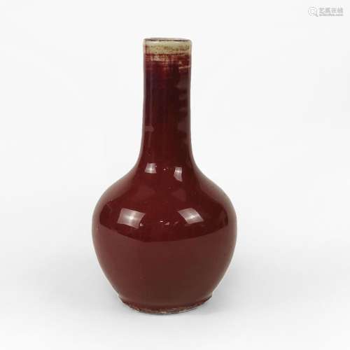 Petit vase, sang de bœuf, Chine, XIXe s<br />
Porcelaine éma...